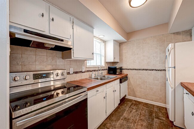 Building Photo - 2232 S Piney Point Rd