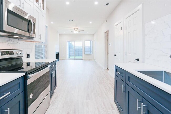 Building Photo - 9504 Menchaca Rd