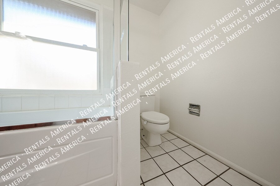 Building Photo - 1817 N Palm Dr