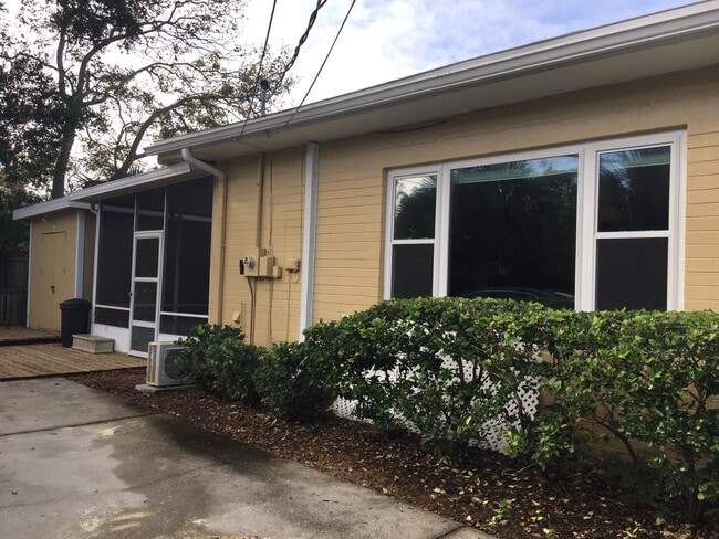 Building Photo - Spacious 3-Bedroom Home in Rio Vista - One Block from the River!