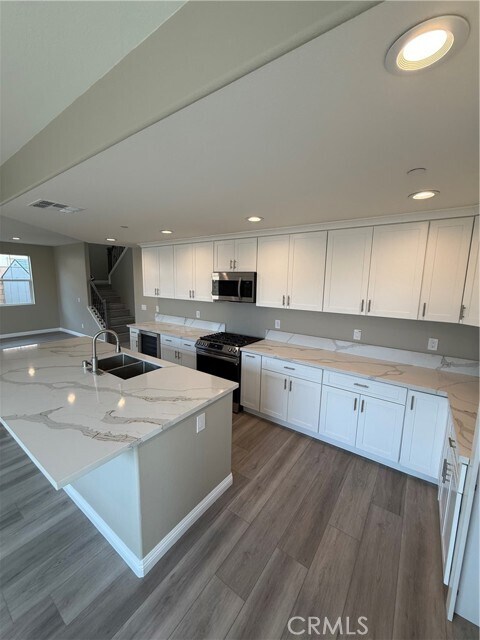 Building Photo - 7398 N Maple Ave