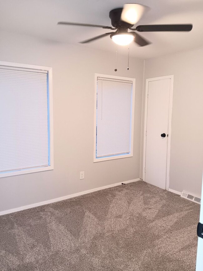 Building Photo - 3 Bedroom Sunnyside Beauty