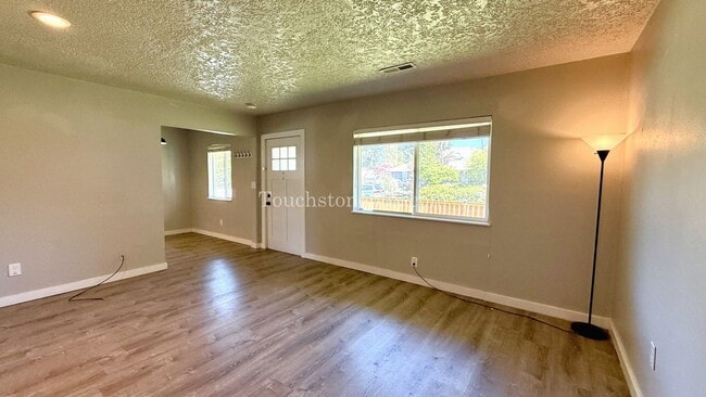 Building Photo - Beautifully Remodeled Home in Near Powell ...