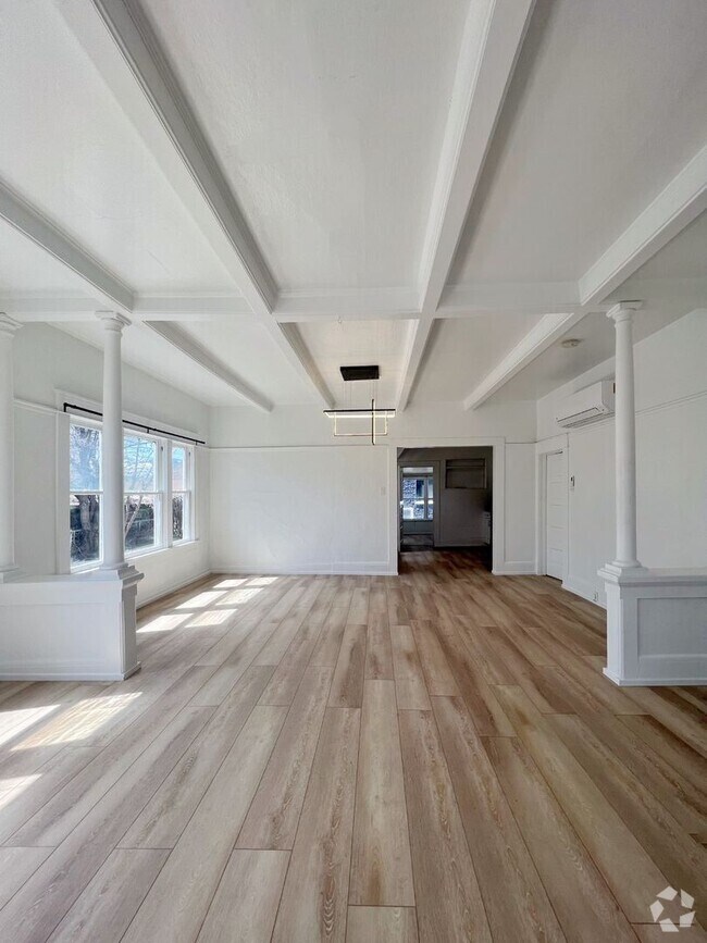 Building Photo - RENOVATED 3 BD Bungalow in MidTown!