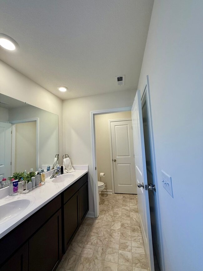Building Photo - 215 Wanderlust Ct