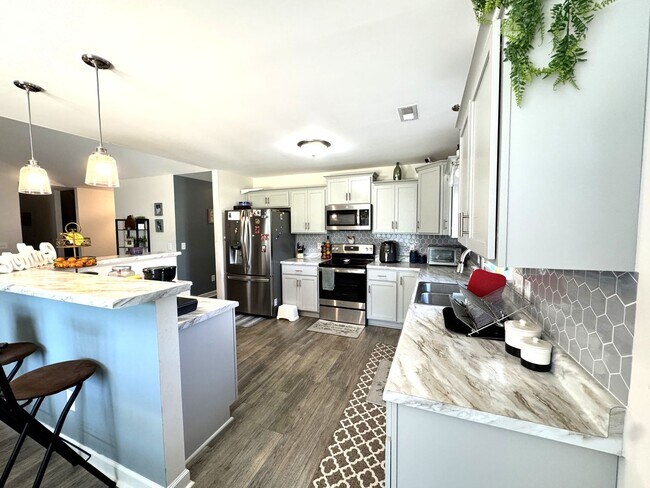 Building Photo - Beautiful home! Convenient to the city with all shopping!