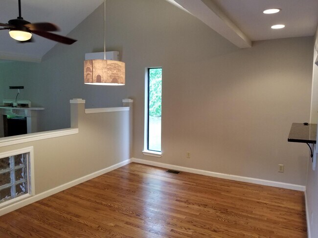 Building Photo - 22 Fairway Ln