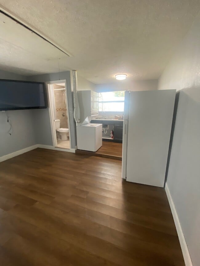 Building Photo - 27103 Frampton Ave