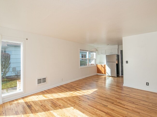 Building Photo - $500 off 1st month! Adorable 3-bdrm/1-bath in Kenton. Hardwoods, deck, W/D, huge fenced backyard,...
