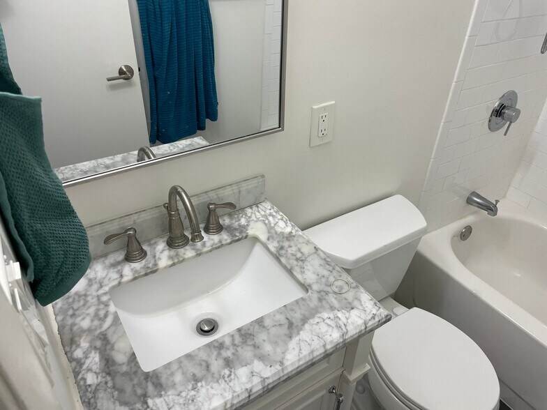 Building Photo - 1321 I St NE