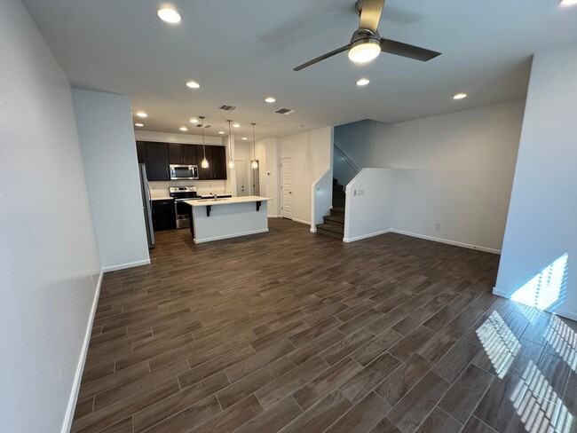 Building Photo - Beautiful newer townhome located in Tempe