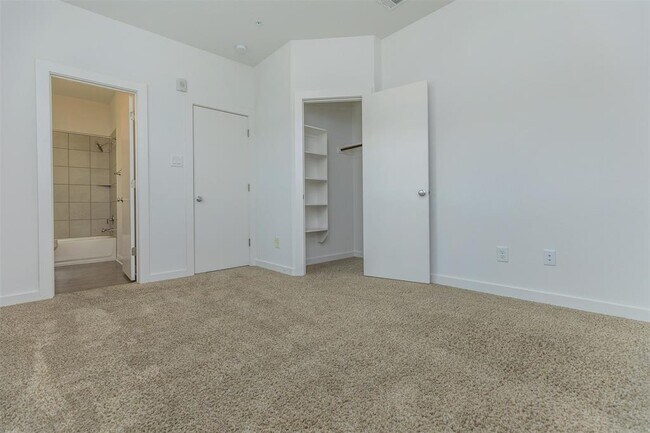 Building Photo - 428 Ozark Trl