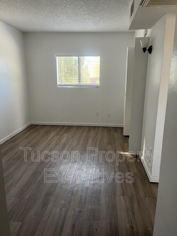 Building Photo - 3810 E Monte Vista Dr