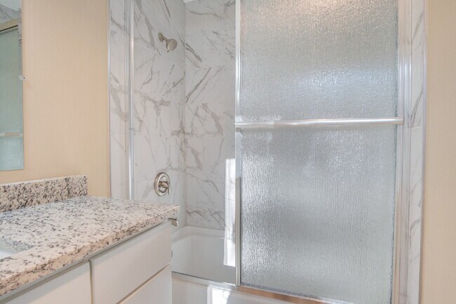 Building Photo - 2 Bedroom, 2.5 Bath Townhome with Easy Acc...