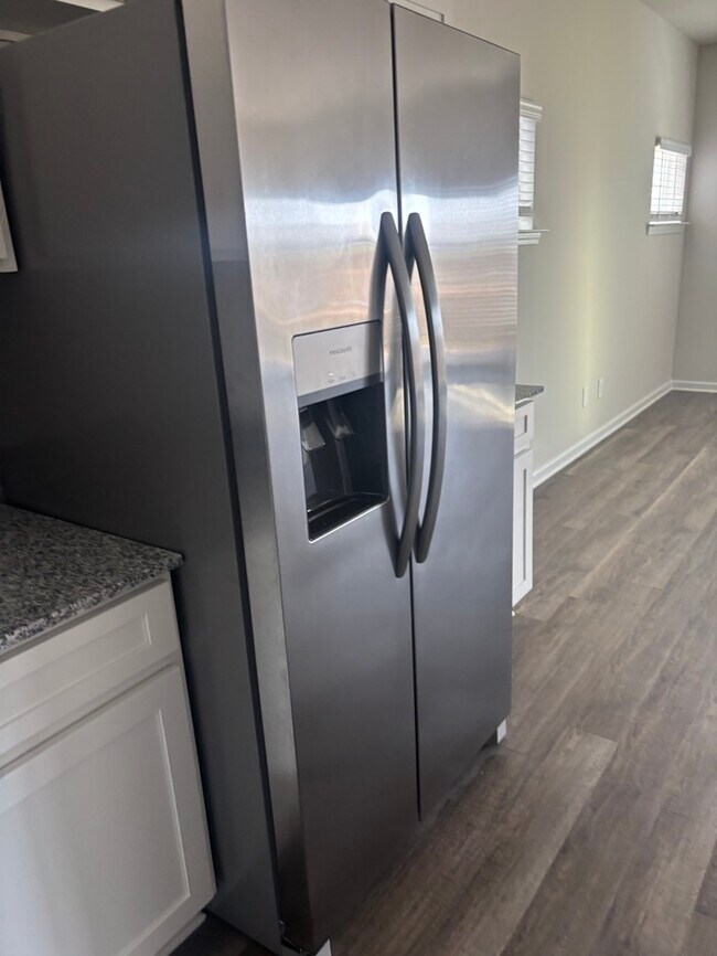 Building Photo - SPacious 3 bedroom 2 1/2 bath home