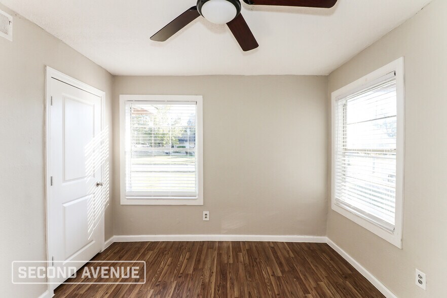 Building Photo - 5911 Kenilwood Dr