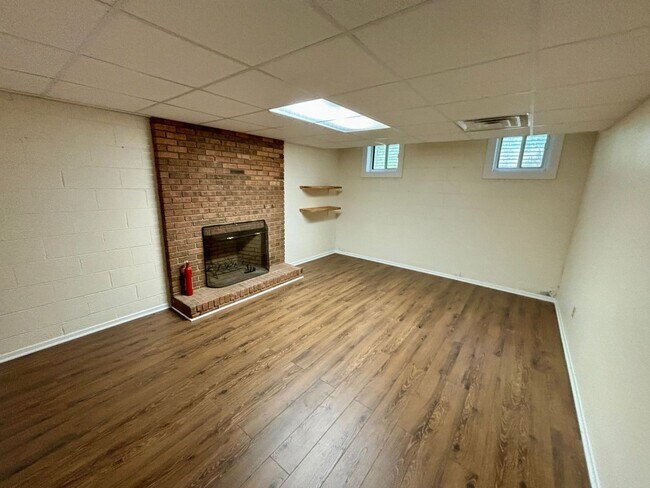 Building Photo - 193 Heather Dr