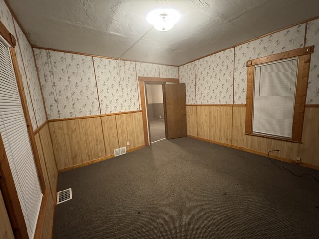 Building Photo - 204 Independence Ave S