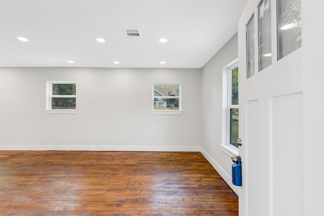 Building Photo - 312 Maple Ave