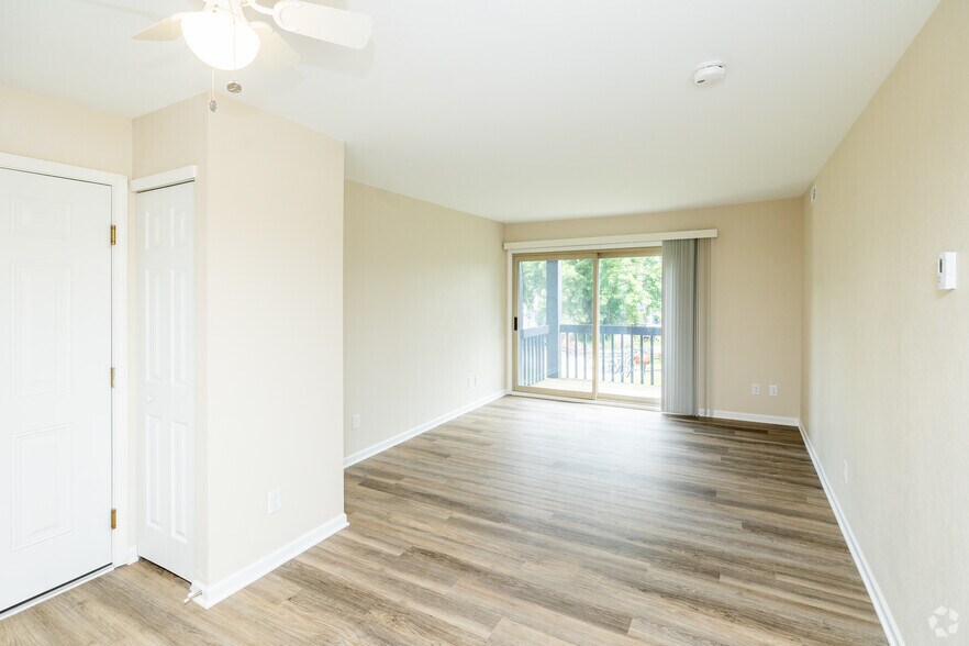 2BD, 1BA - 750SF - Living Room - River Ridge Apartments
