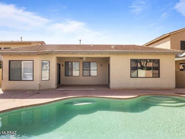 Building Photo - Spacious 3BR House in Sahuarita with Pool!