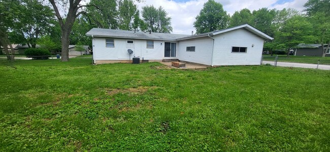 Building Photo - 3 Bedroom 2 Bath 2 Car Garage! South! $1295