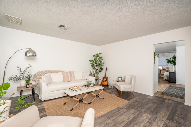 Primary Photo - 1609 S Parkside Dr