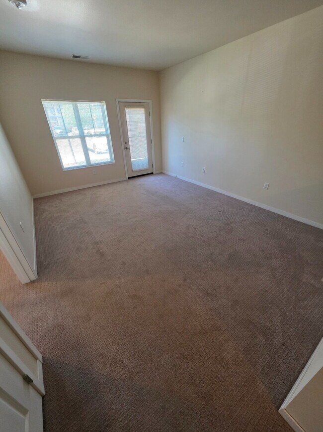 Building Photo - *HANDICAP ACCESSIBLE UNIT* 1 Bedroom | 1 B...