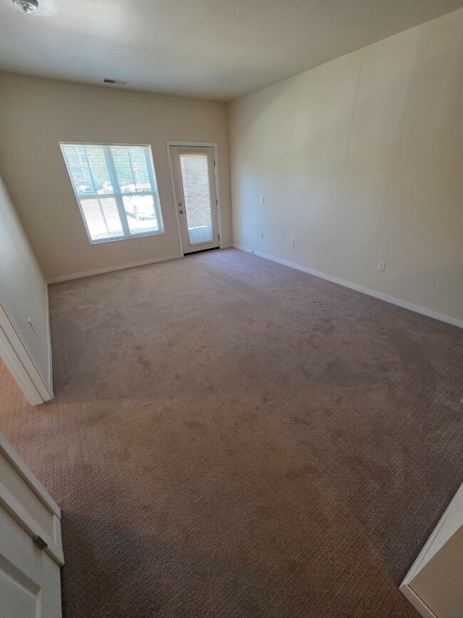 Building Photo - *HANDICAP ACCESSIBLE UNIT* 1 Bedroom | 1 Bathroom Lower Level Apartment Unit Available RIGHT NOW!