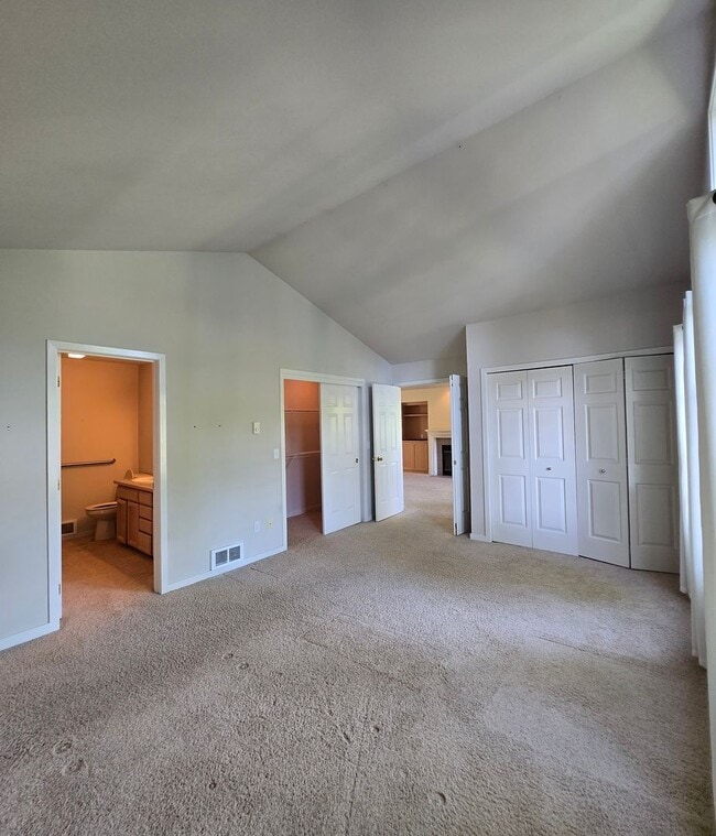 Building Photo - ***PENDING APPLICATIONS***2 Bedroom 1.75 B...