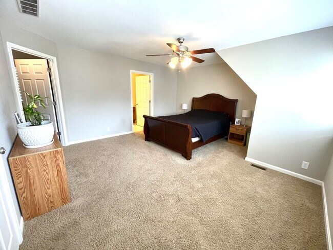 Building Photo - Clifton Heights Townhome!
