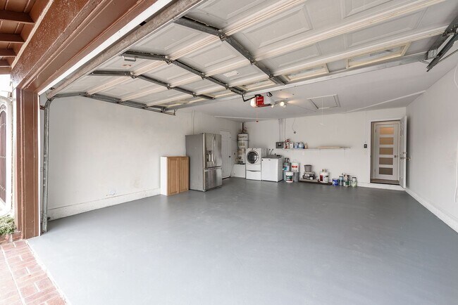 Building Photo - Your Newly Renovated Huntington Beach Oasi...