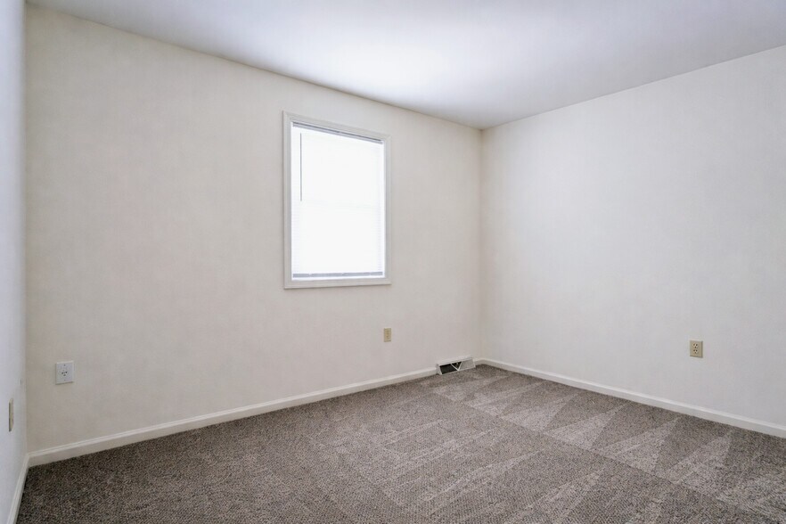 Building Photo - 83 Brookfield Rd