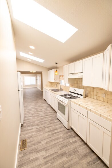 Kitchen 3 - 1745 Lake St