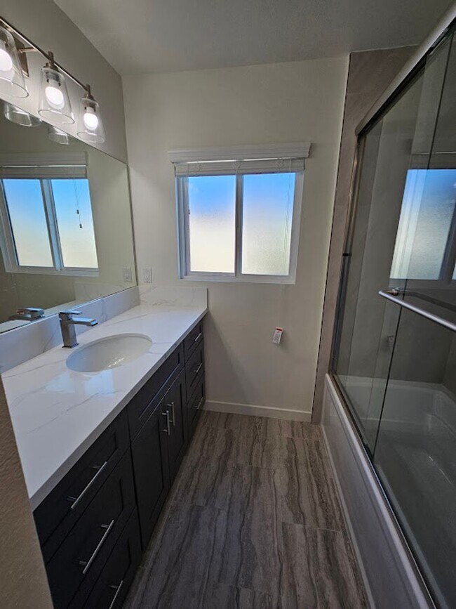Building Photo - Newly Remodeled 2 Bedroom / 1 Bath! Call o...