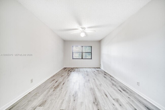 Building Photo - 8290 Lake Dr