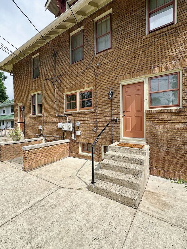 Building Photo - Charming Furnished 3BR/2BA Duplex in Histo...