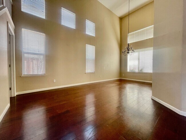 Building Photo - Beautiful 6 Bed, 3 Bath on court in Brentwood