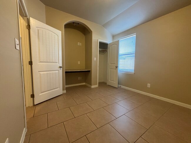 Building Photo - 4510 Cambridge Dr