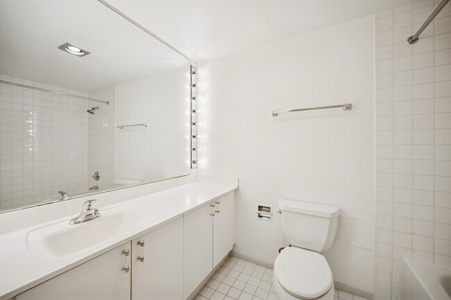 Building Photo - 40 E Delaware Pl