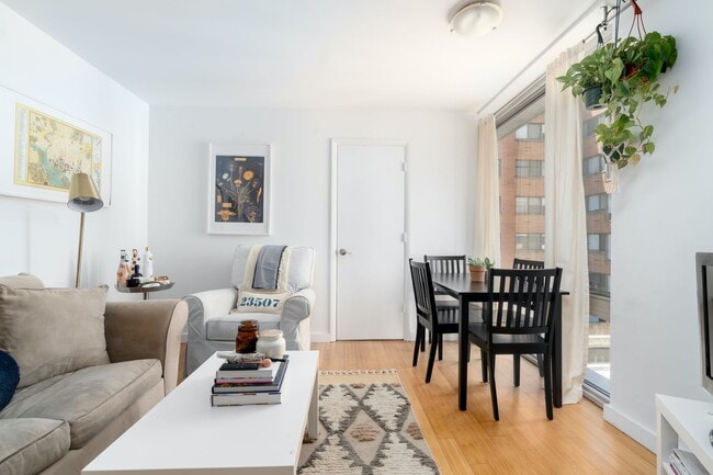 Building Photo - Sunlit 1BR Apartment with a Versatile Second Room at Claridge House