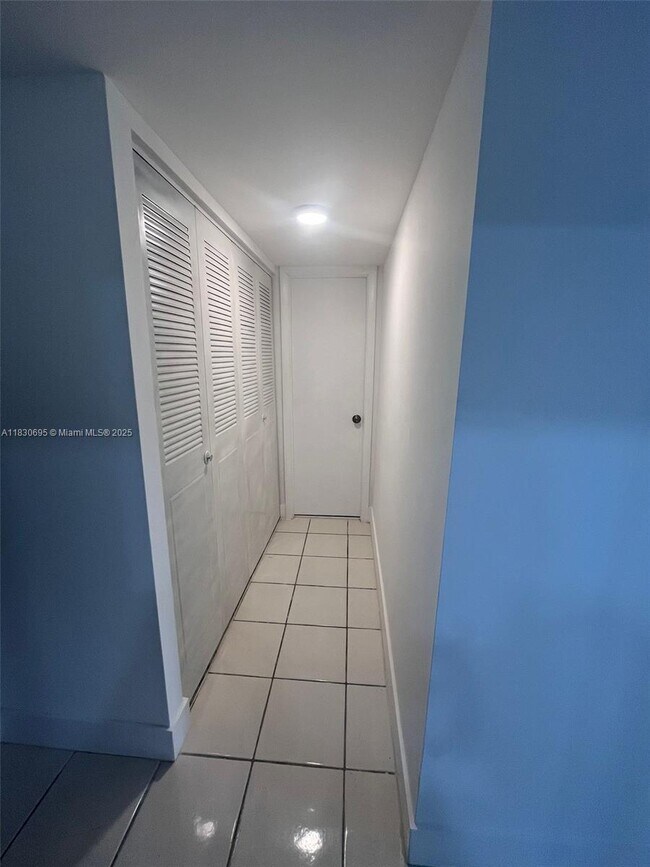 Building Photo - 5111 W Oakland Park Blvd