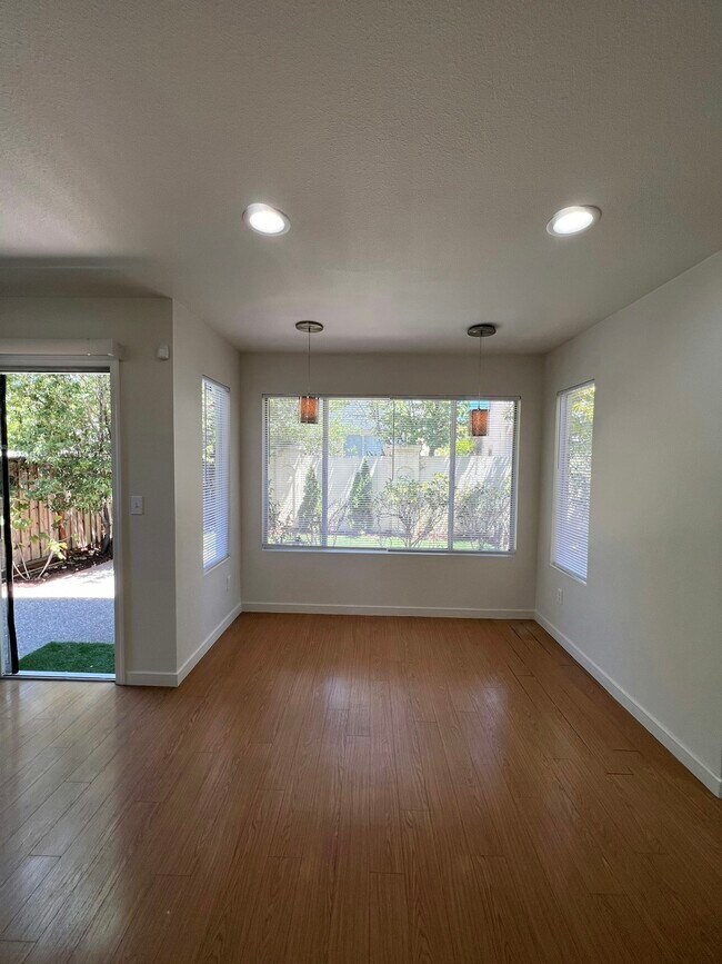 Building Photo - 388 Meadowhaven Way