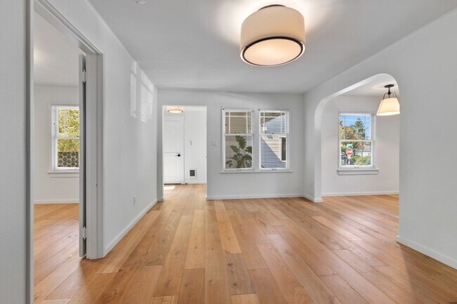 Building Photo - 2Bd/1Ba Seattle Duplex