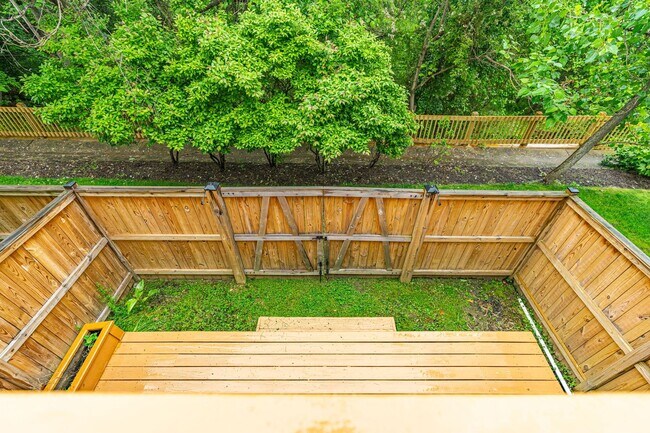 Building Photo - Fantastic townhome in Alexandria