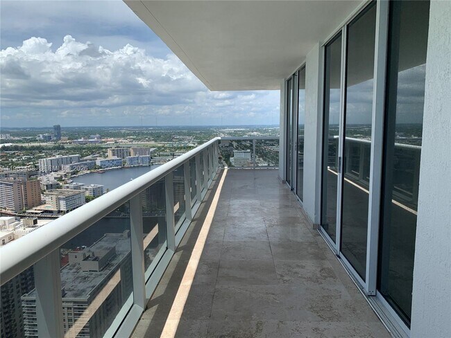 Building Photo - 1830 S Ocean Dr