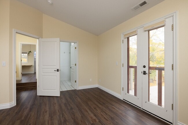 Building Photo - Remodeled & Charming 4 bed/3 bath w/ Yard ...