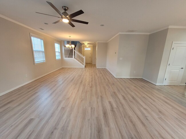 Building Photo - Gorgeous, Updated Condo Located in Spence ...