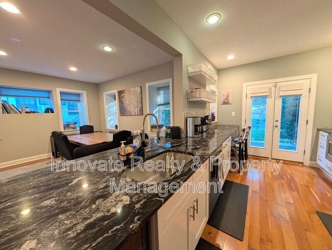 Building Photo - 6519 Lincoln Dr