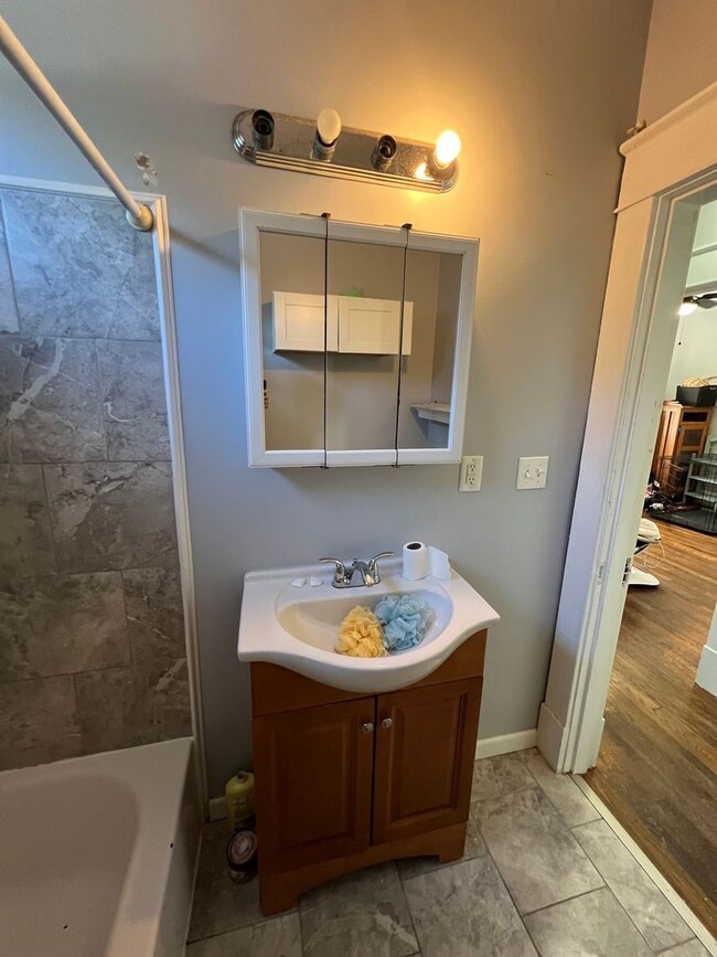 Building Photo - Spacious 4-Bedroom Home